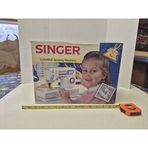 Singer Lockstitch Kids Sewing Machine Battery Operated w Foot Pedal Box